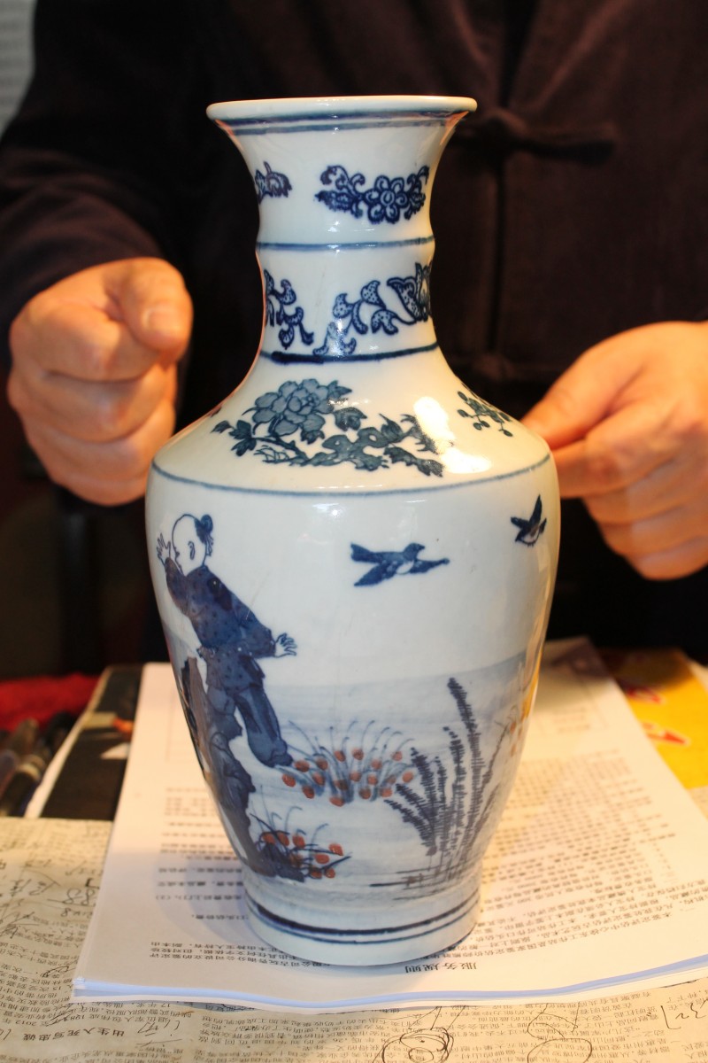 鉴宝现场点评:详见上图     该青花釉里红瓷瓶系现代仿清"